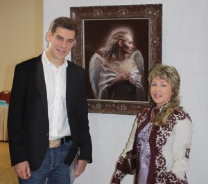 Рыбакова Ольга и Дмитрий Дюжев на фоне картины Рыбаковой в ЦДХ